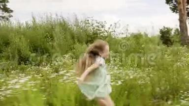 快乐的孩子们在夏村盛开的田野上奔跑。 一个夏天，活泼开朗的女孩和男孩在开花的草地上奔跑